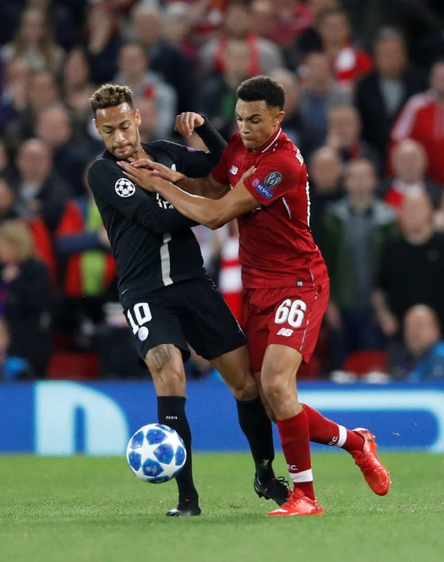 一斯佩齐亚球迷掉进看台和球场之间的沟里，被送进重症监护室