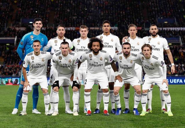 迎接圣诞节，莱万、什琴斯尼等波兰国脚晒出与家人合照（波兰国脚迎圣诞：莱万、什琴斯尼等晒家庭合影）