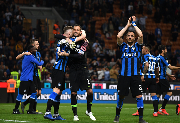 阿斯顿维拉客场4-3击败布莱顿，斩获8连胜，升至积分榜第三，距曼城仅1分，将于12月6日主场对阵阿森纳。