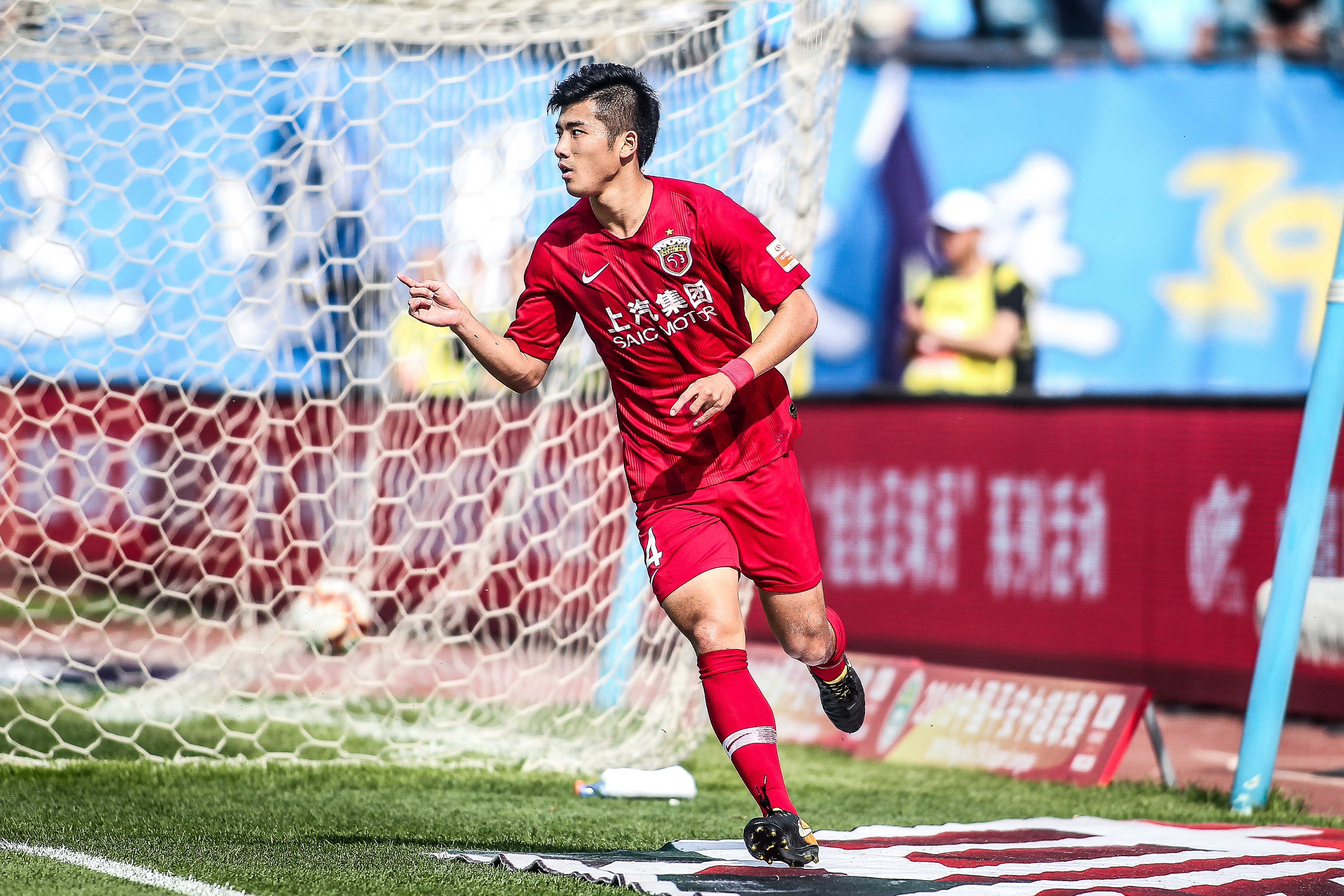 川超联赛出现暴力事件，凉山队球员比赛结束后飞踹裁判