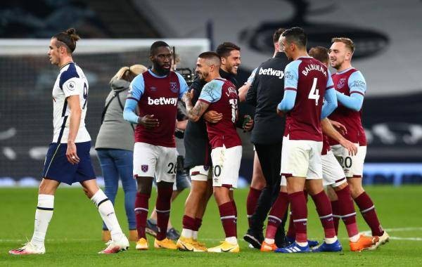 贝林厄姆2年来首次接定位球传球得分，今年进球追平维尼修斯（贝林厄姆时隔两年再度接定位球传中破门，本年度进球数追平维尼修斯）