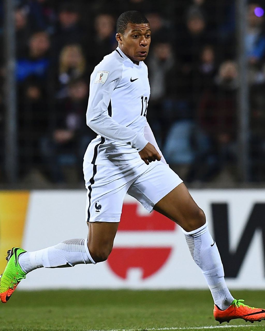 连续5个英超客场送助攻，B费成历史第五人（英超客场连续5场送助攻，B费跻身历史第5人）